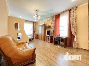 Дом 500м², 3-этажный, участок 6 сот.