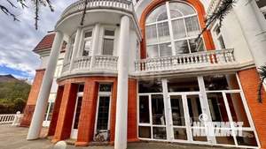 Дом 1767м&sup2;, 4-этажный, участок 28 сот.  