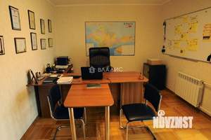 Дом 1000м&sup2;, 3-этажный, участок 17 сот.  