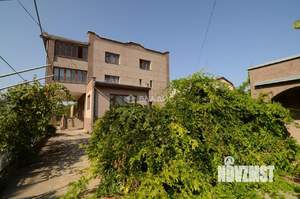 Дом 1000м&sup2;, 3-этажный, участок 17 сот.  