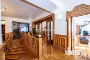 Дом 570м&sup2;, 3-этажный, участок 6 сот.  