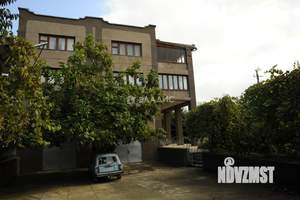 Дом 1000м&sup2;, 3-этажный, участок 17 сот.  