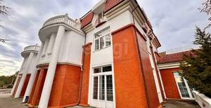 Дом 1767м&sup2;, 4-этажный, участок 28 сот.  