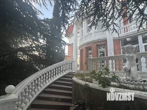 Дом 2230м&sup2;, 3-этажный, участок 32 сот.  