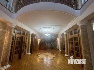 Дом 2230м&sup2;, 3-этажный, участок 32 сот.  