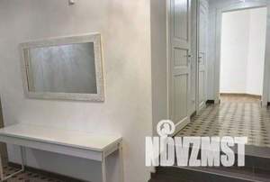 4-к квартира, на длительный срок, 140м2, 1/3 этаж