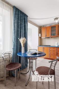 Студия квартира, посуточно, 37м2, 1/5 этаж